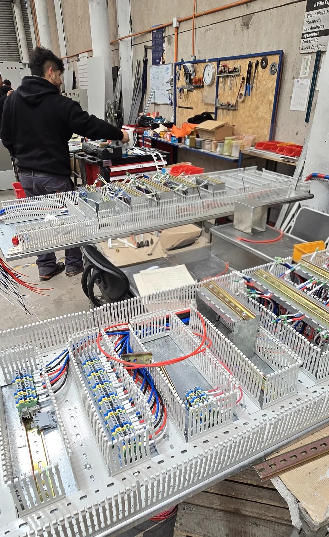 Técnico de PERGE armando tableros eléctricos en el taller